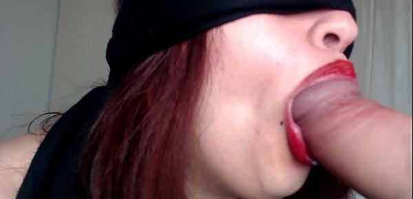  BLINDFOLDED ONLYFANS BABE GIVES BLOWJOB TO HER NEW SUBSCRIBER !